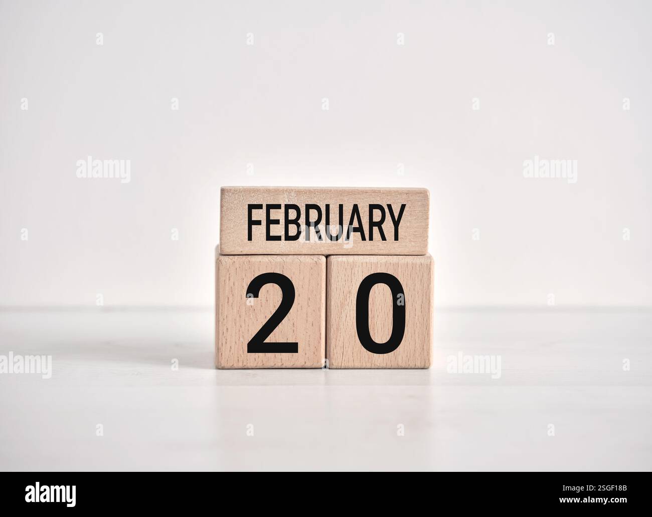 Calendario perpetuo in legno che mostra la data 20 febbraio, promemoria per la giornata mondiale della giustizia sociale. Foto Stock