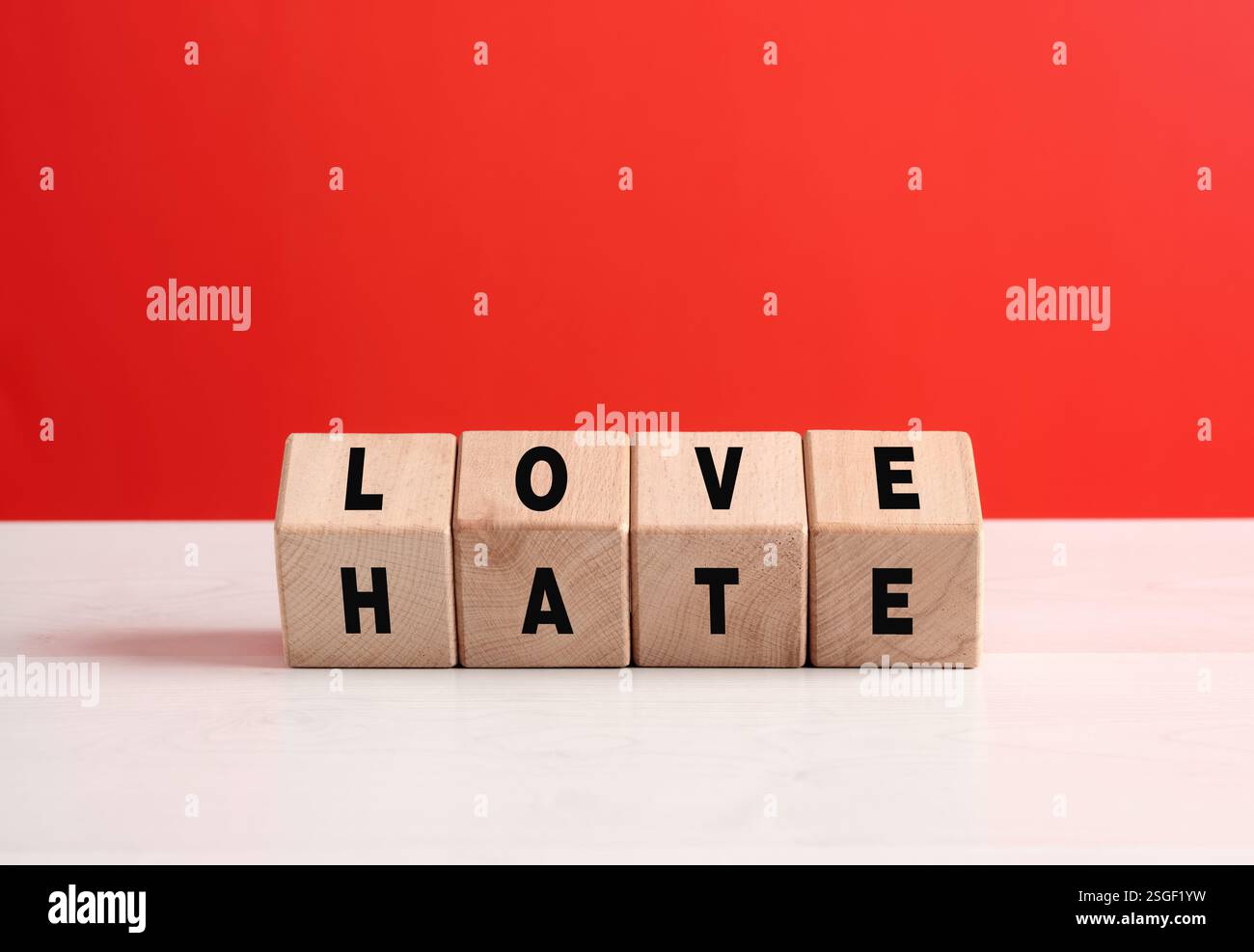 Cubi di legno che compongono le parole amore e odio, mostrando la sottile linea tra questi due sentimenti opposti. Relazione d'amore e di odio. Foto Stock