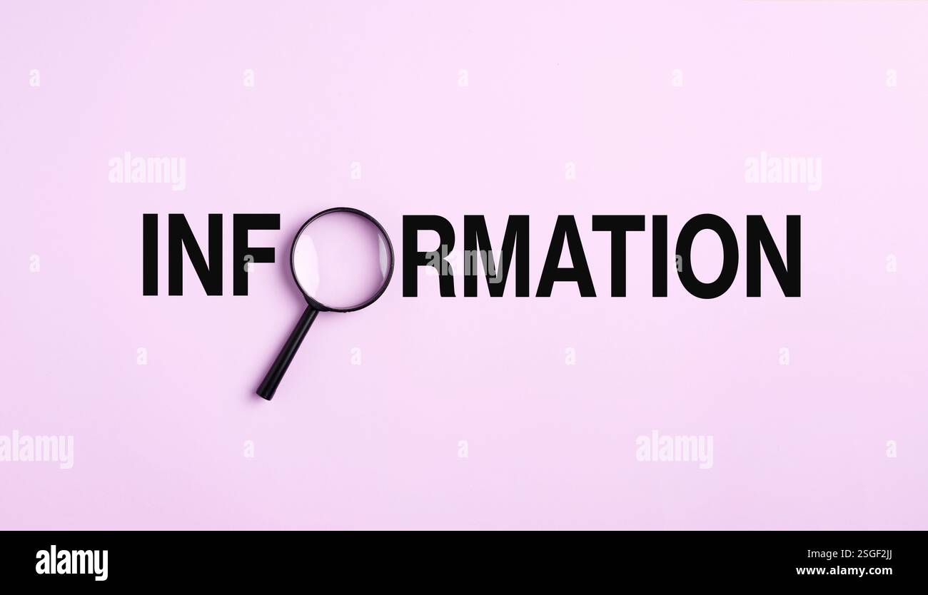 Lente di ingrandimento che enfatizza le informazioni sulla parola, evidenziando il processo di ricerca e analisi dei dati. Foto Stock