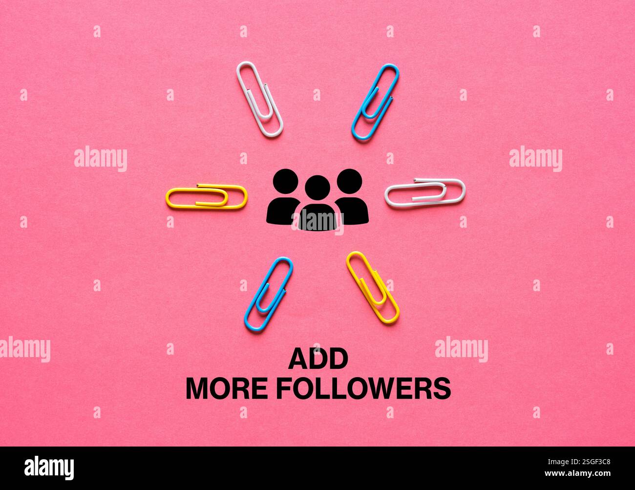 Clip di carta colorate che puntano all'icona dei follower e aggiungono altri follower che scrivono su sfondo rosa che rappresentano l'attrazione di più follower sui social media Foto Stock