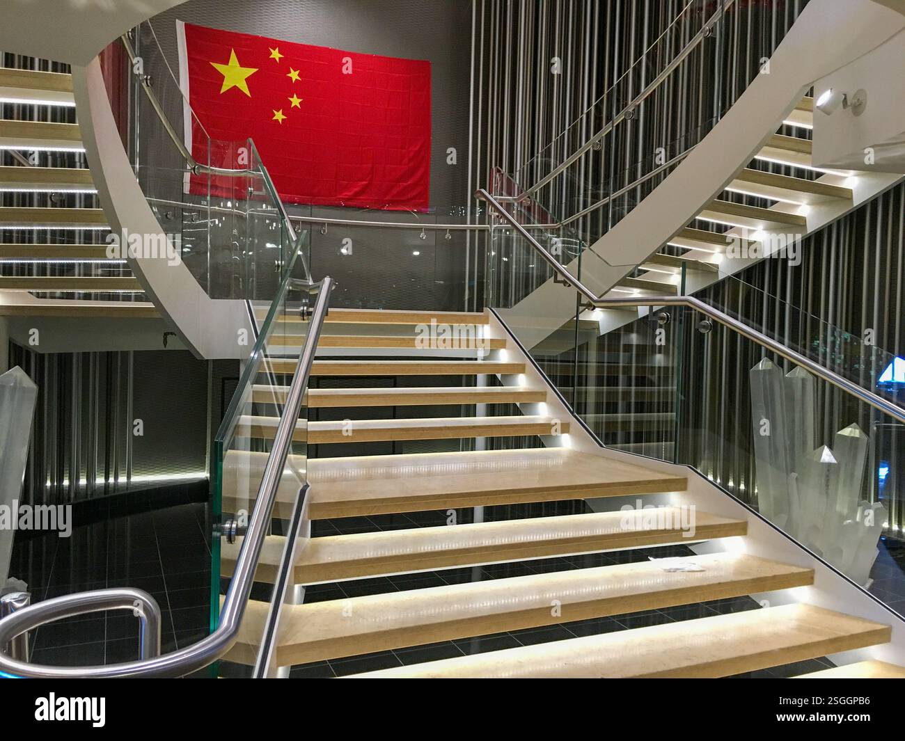 Bandiera nazionale cinese esposta sulle scale della nave da crociera americana Quantum of the Seas, navi Royal Caribbean RCCL, itinerari di crociere China Sea Japan Foto Stock