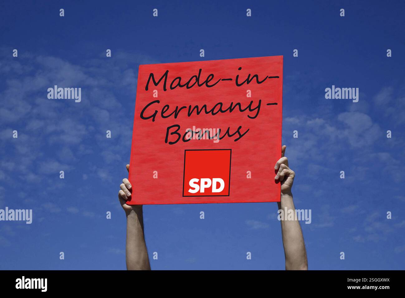Schild mit Made-in-Germany-Bonus und SPD-Parteilogo Fotomontage: Schild mit Made-in-Germany-Bonus und SPD-Parteilogo, 10.02.2025, Borkwalde, Brandeburgo, Auf einem Schild befindet sich der Schriftzug Made-in-Germany-Bonus mit einem SPD-Parteilogo. *** Firma con bonus Made in Germany e logo SPD party photomontage segno con bonus Made in Germany e logo SPD party, 10 02 2025, Borkwalde, Brandeburgo, su un cartello c'è la scritta fatta in Germania bonus con un logo SPD partito Foto Stock