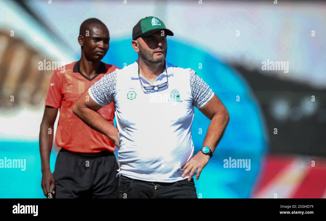 NAIROBI, KENYA - 8 FEBBRAIO: Gesti di Gor Mahia Head Coach Sinisa Mihic sulla linea di contatto contro Mathare United l'8 febbraio 2025 durante FKF Prem Foto Stock