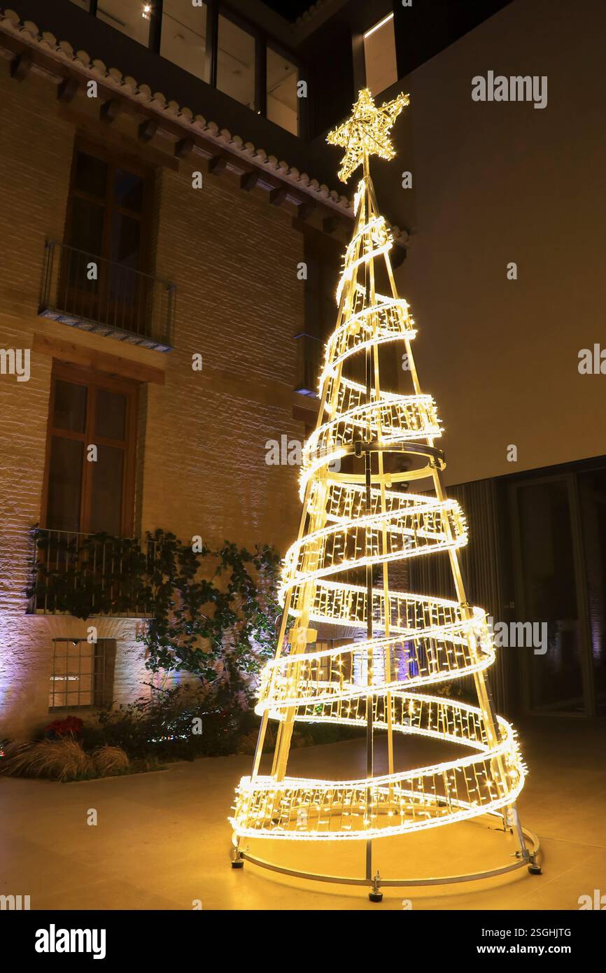 Valencia, Spagna - 27 dicembre 2024: Albero di Natale al centro artistico Hortensia Herrero di Valencia Foto Stock