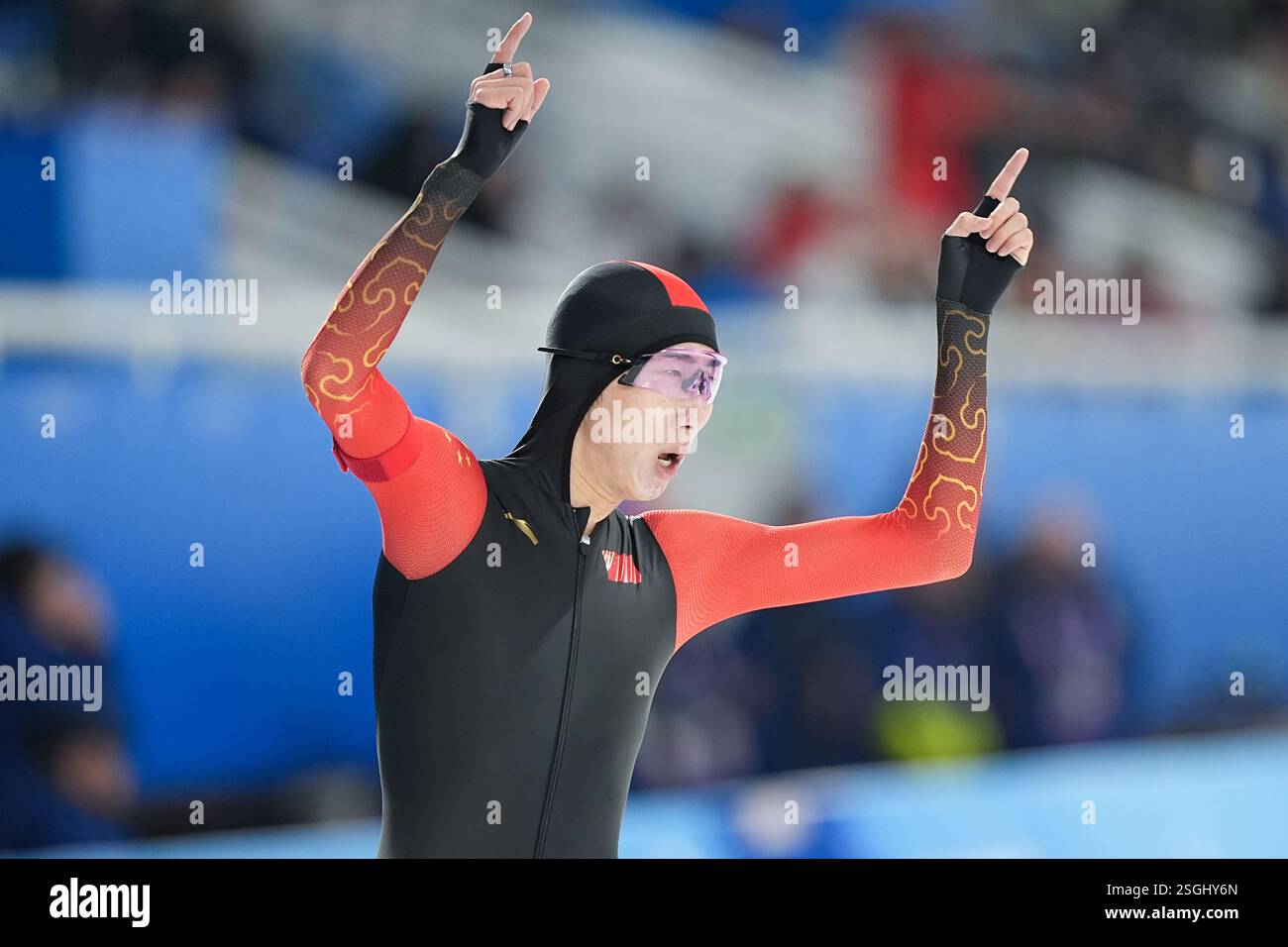 Harbin, Cina. 9 febbraio 2025. Wu Yu #144 della Cina celebra dopo il pattinaggio di velocità - 5000m uomini il giorno 3 dei 9 giochi invernali asiatici Harbin 2025 all'ovale HIC Speed Skating il 9 febbraio 2025 ad Harbin, nella provincia cinese di Heilongjiang. Crediti: Zhao Yuhang/China News Service/Alamy Live News Foto Stock