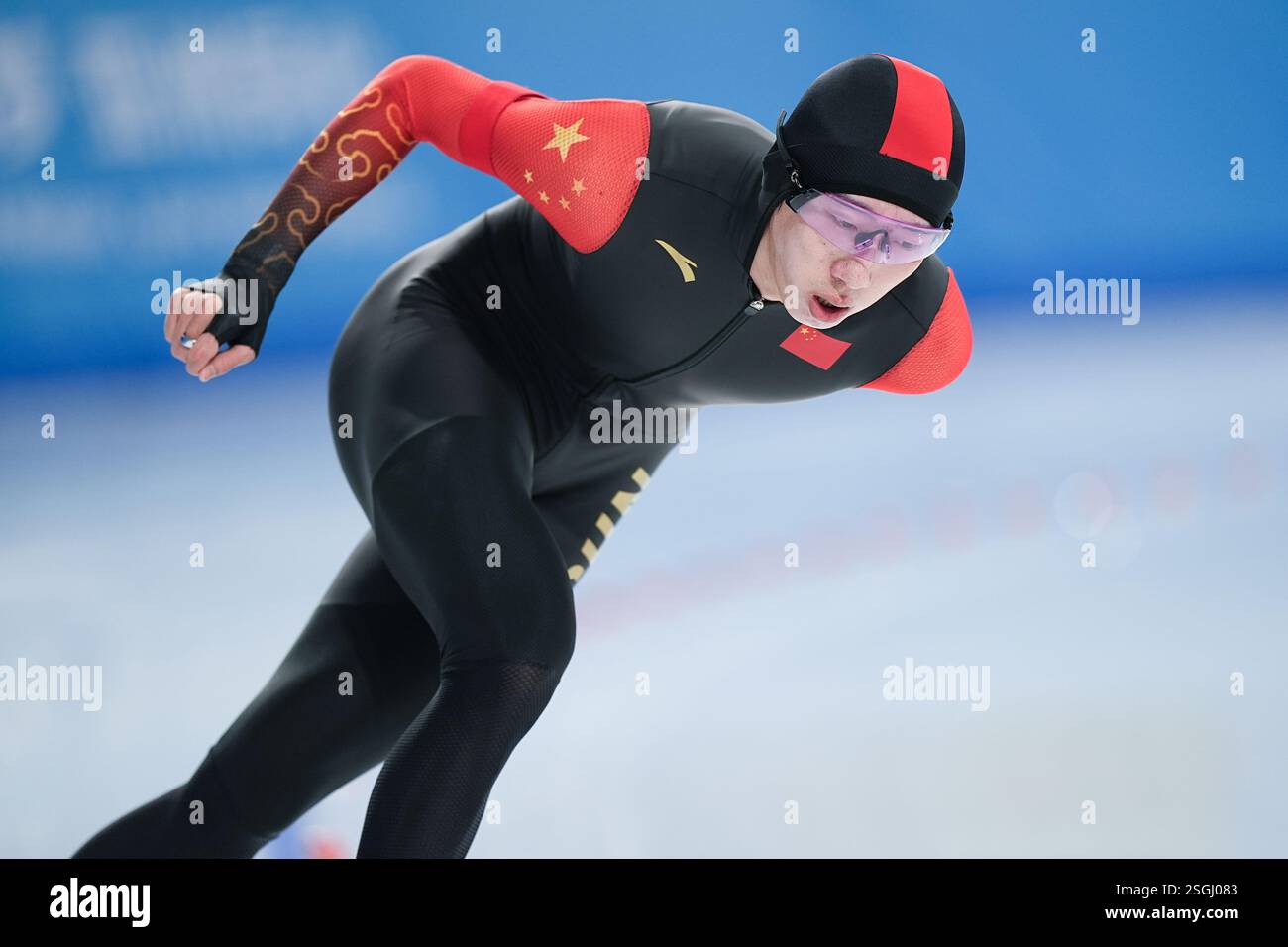 Harbin, Cina. 9 febbraio 2025. Wu Yu #144 della Cina gareggia nello Speed Skating - Men's 5000m il giorno 3 dei 9 giochi invernali asiatici Harbin 2025 all'HIC Speed Skating Oval il 9 febbraio 2025 ad Harbin, nella provincia cinese di Heilongjiang. Crediti: Zhao Yuhang/China News Service/Alamy Live News Foto Stock