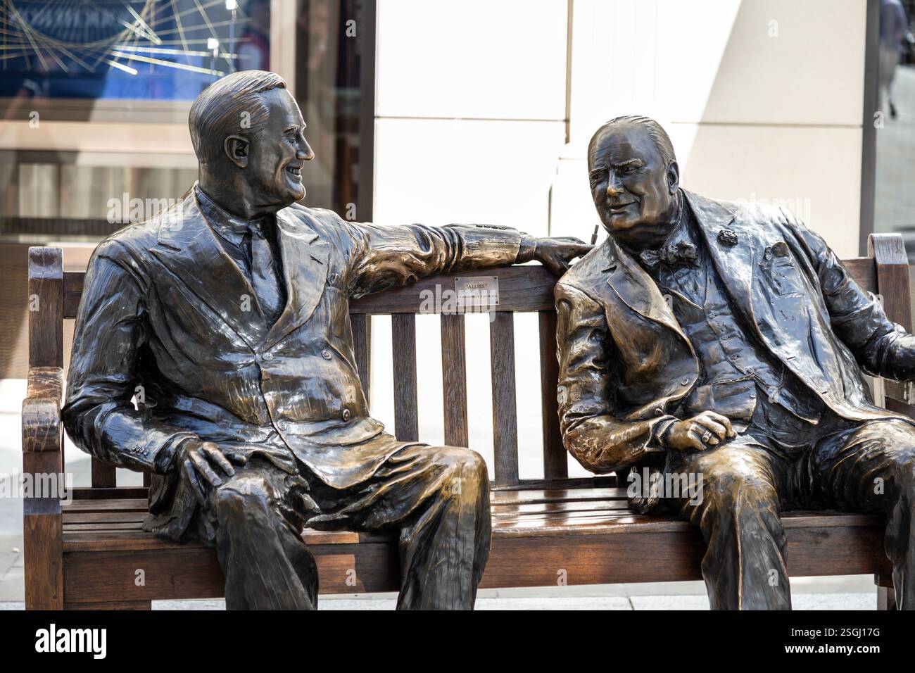 Allies (1995) scultura di Winston Churchill e Franklin D. Roosevelt che parla di Lawrence Holofcener, New Bond Street, Londra, Inghilterra Foto Stock