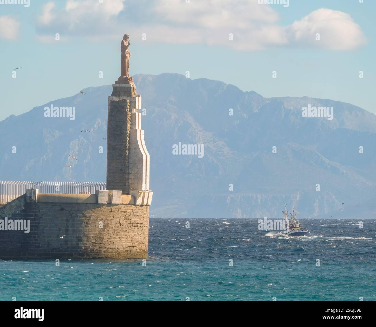 Una vista da Tarifa, attraverso lo stretto di Gibilterra fino all'Africa Foto Stock