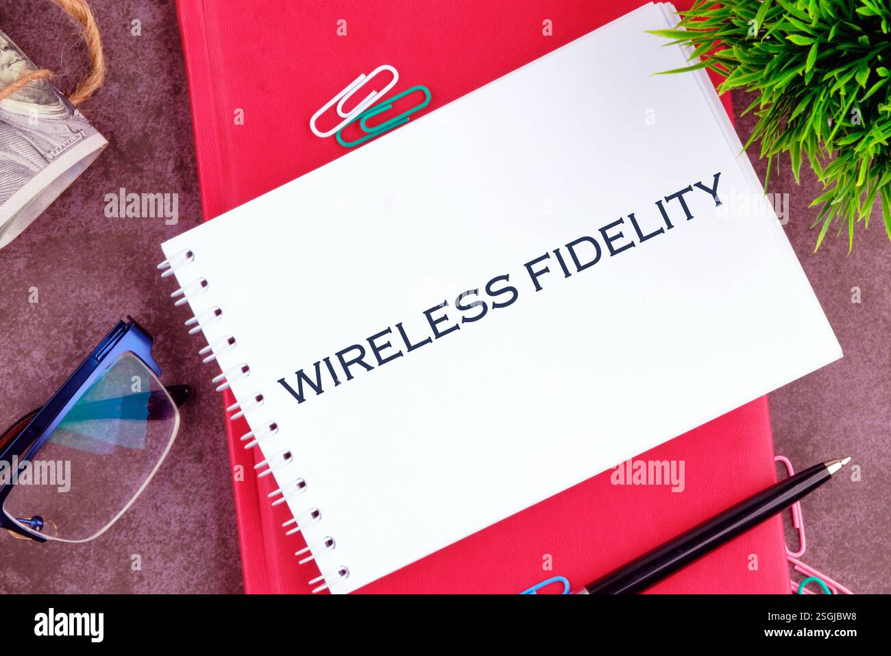 Testo della tecnologia di fedeltà wireless su un foglio bianco per notebook. Foto Stock