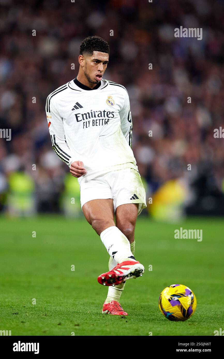 MADRID, SPAGNA - 08 FEBBRAIO: Jude Bellingham del Real Madrid durante la partita di LaLiga tra il Real Madrid CF e l'Atletico de Madrid all'Estadio Santiago Foto Stock