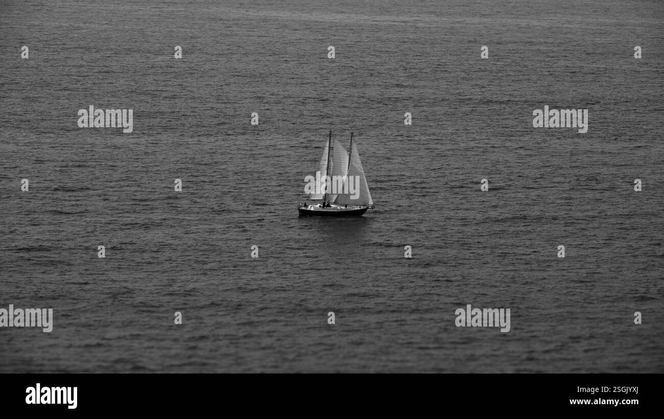 Una barca a vela in mare aperto al largo della costa della Bretagna Foto Stock