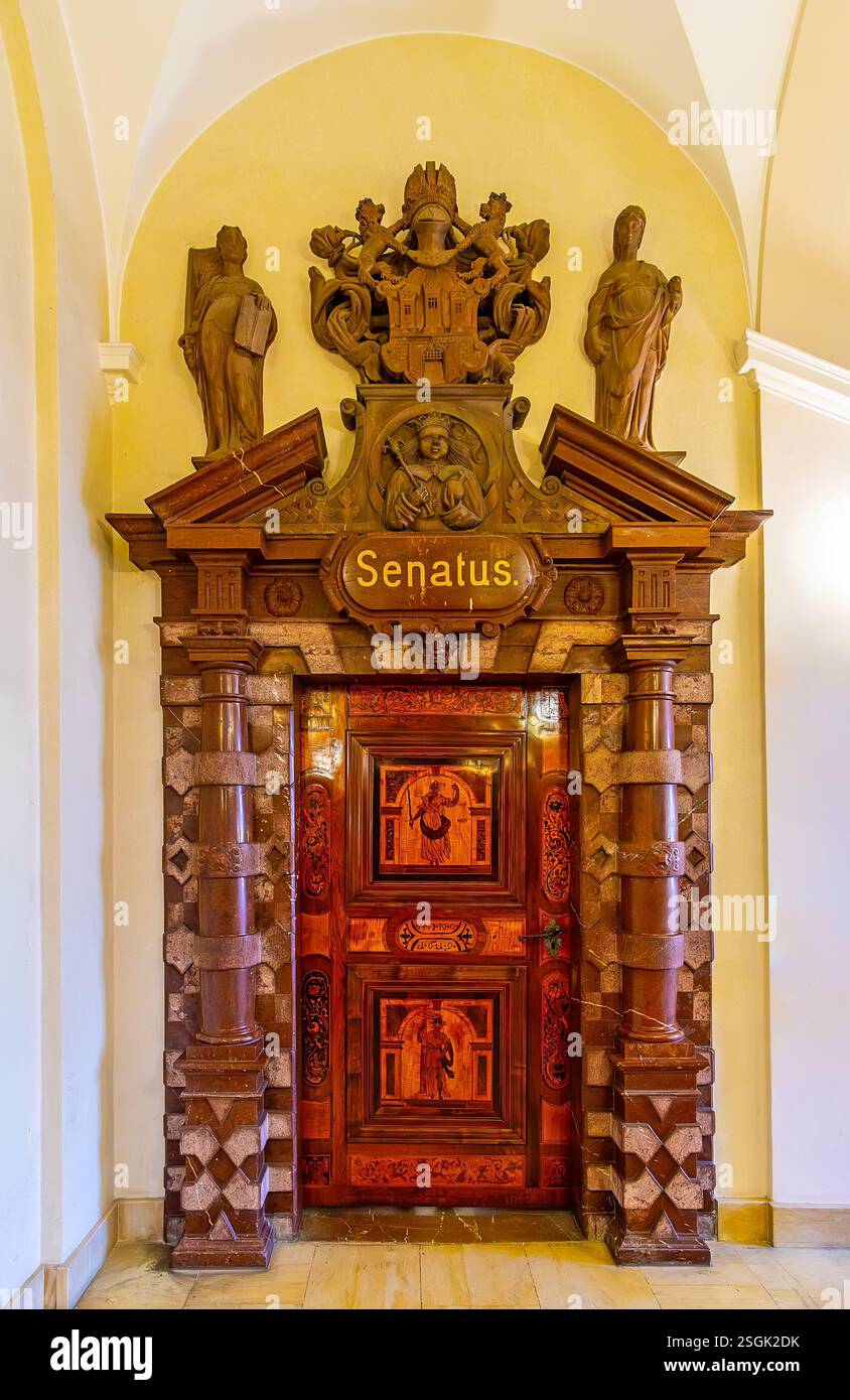 PRAGA, CECHIA - 8 MARZO 2022: Ingresso alle camere del Senato nel Municipio della città Vecchia di Praga con porta in pietra scolpita e porta in legno ornata con i Foto Stock