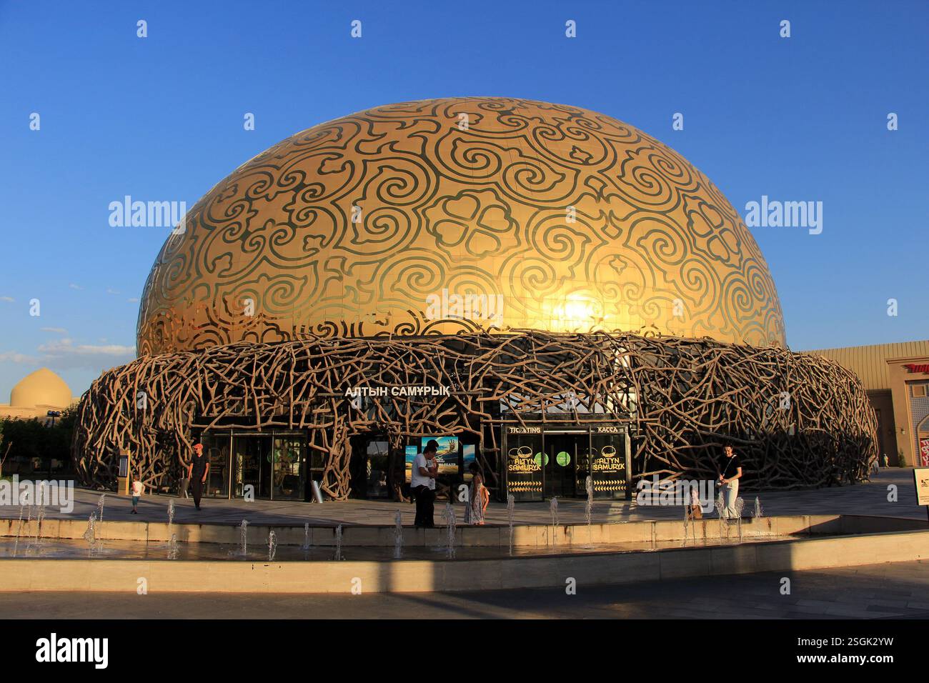 Una vista dei quartieri di Turkestan di recente costruzione. Un moderno centro culturale a forma di uovo d'oro. Foto Stock