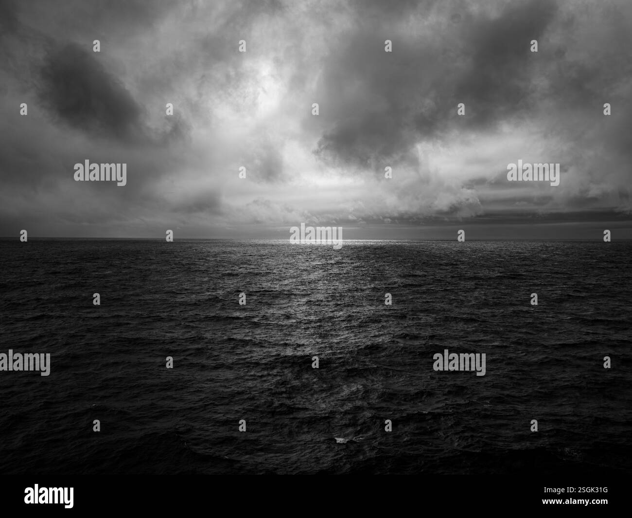 Il Canale della Manica durante un attraversamento nuvoloso in traghetto Foto Stock