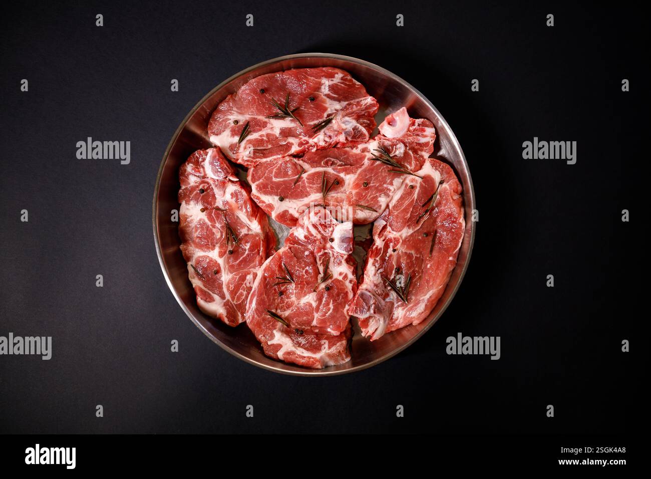 Carne tagliata di fresco preparata in casseruola Foto Stock