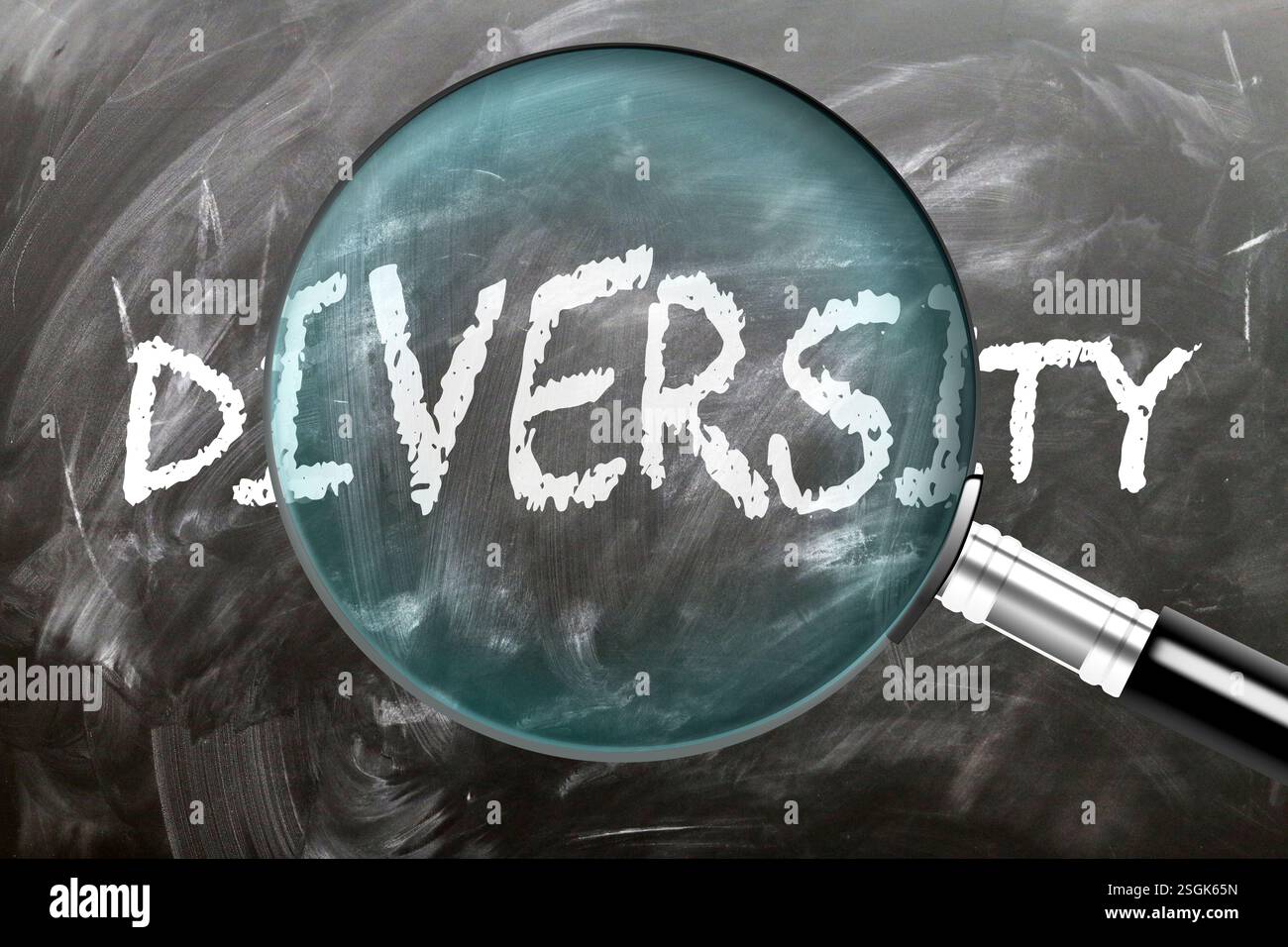 Diversità: Imparate, studiate e ispezionate. Un'occhiata più da vicino alla diversità. Una lente d'ingrandimento che ingrandisce la parola "diversità" scritta su una lavagna Foto Stock