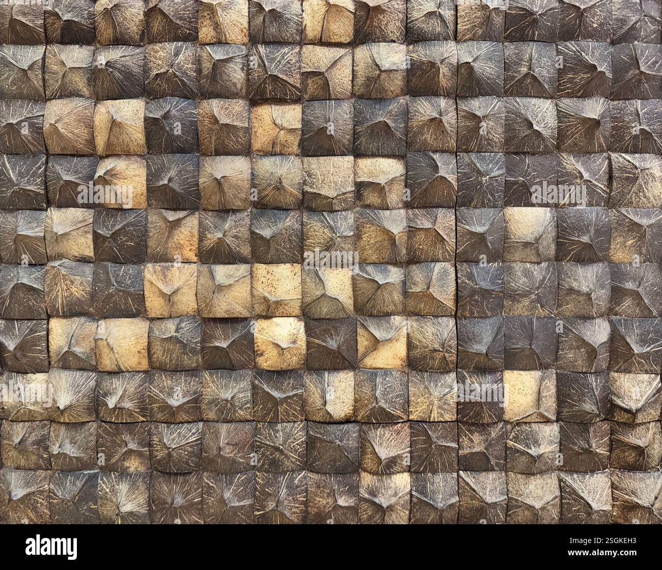 Primo piano di piastrelle a mosaico in legno. Piastrelle a mosaico in legno squadrato di colore scuro naturale, fondo senza cuciture. Foto Stock
