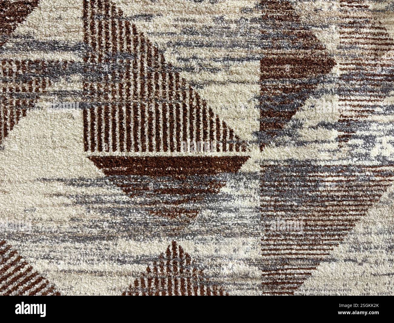 Primo piano della consistenza del tappeto in sporcizia casuale, triangoli, strisce e granulosità. Nei colori marrone, bianco, beige e grigio. Schema casuale astratto Foto Stock