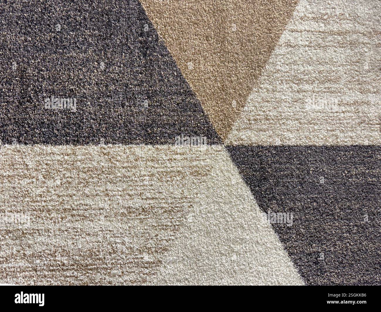 Primo piano della consistenza del tappeto in sporcizia casuale, triangoli, strisce e granulosità. Nei colori marrone, bianco, beige e grigio. Schema casuale astratto Foto Stock