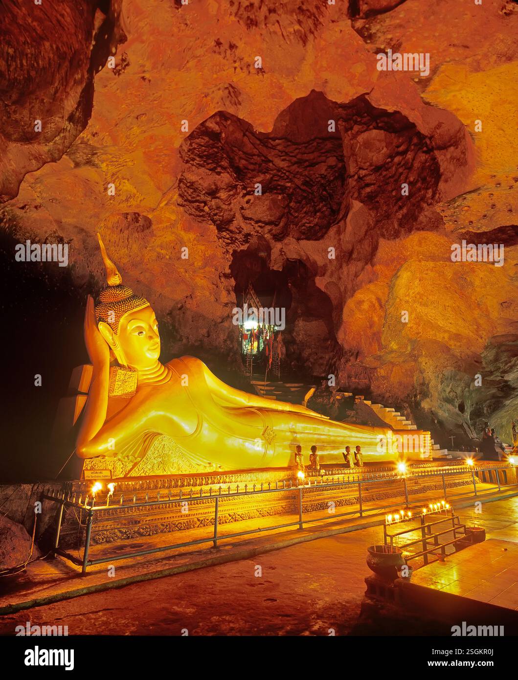 Statua di Buddha reclinabile, Wat Suwan Kuha, Phang-Nga, Thailandia, Asia Foto Stock