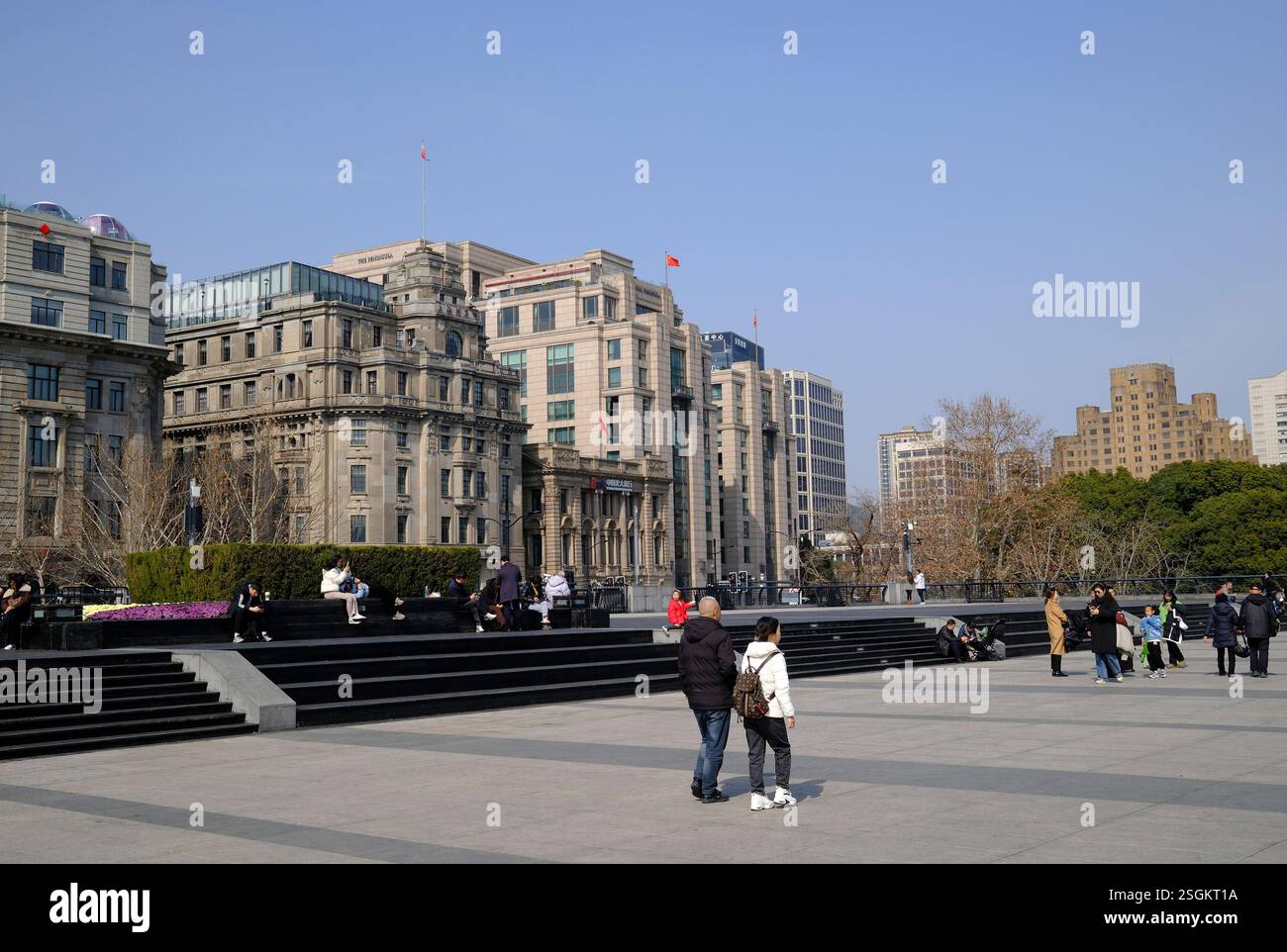 Pedoni e turisti camminano lungo il Bund a Shanghai, Cina Foto Stock