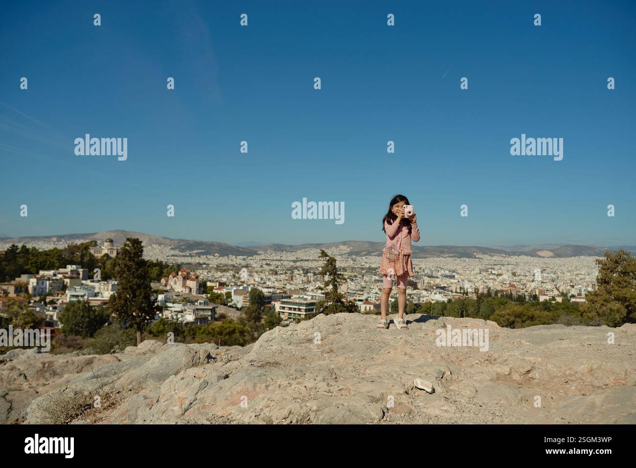 ragazza che scatta foto della natura sopra la vista della città Foto Stock