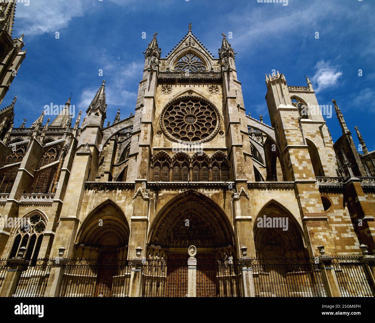 Main fa&#xe7;ade, Cattedrale di Santa Maria de Leon, Castiglia e León, Spagna, XIII-XIV secolo (2002). Stile gotico - il suo design è ispirato al Maestro Enrique. Foto Stock