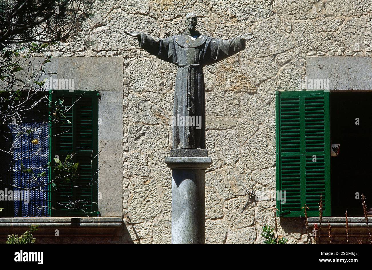 Statua di San Francesco d'Assisi, Giardino del Santuario di cura de Randa, Maiorca, Isole Baleari, Spagna, XIII secolo (2001). San Francesco d'Assisi (Giovanni di Pietro Bernardone, 1182-1226), frate cattolico italiano, diacono e predicatore. Foto Stock