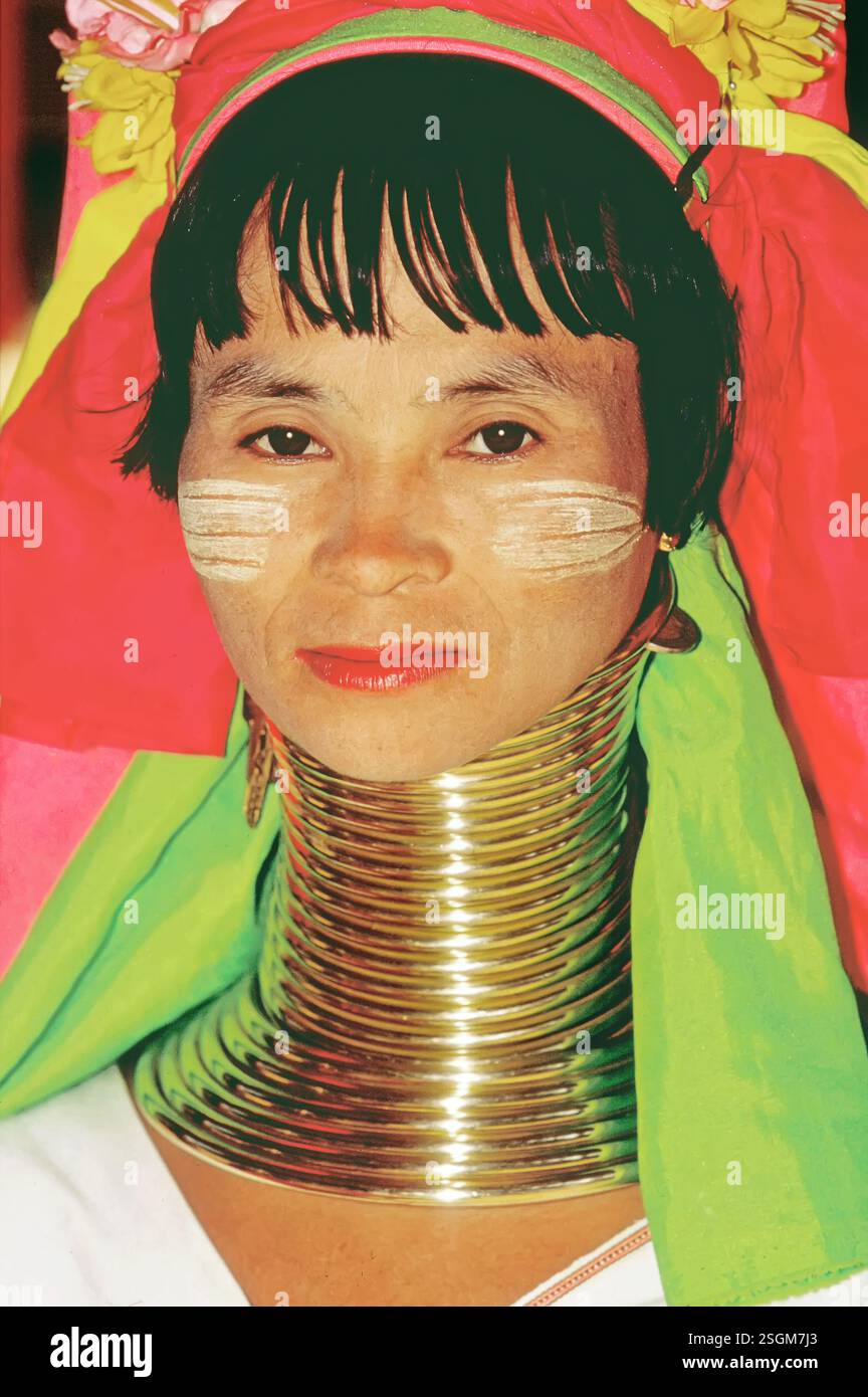 Ritratto di donna di Long Neck Tribe, Mae Hong Son, Thailandia, Asia Foto Stock