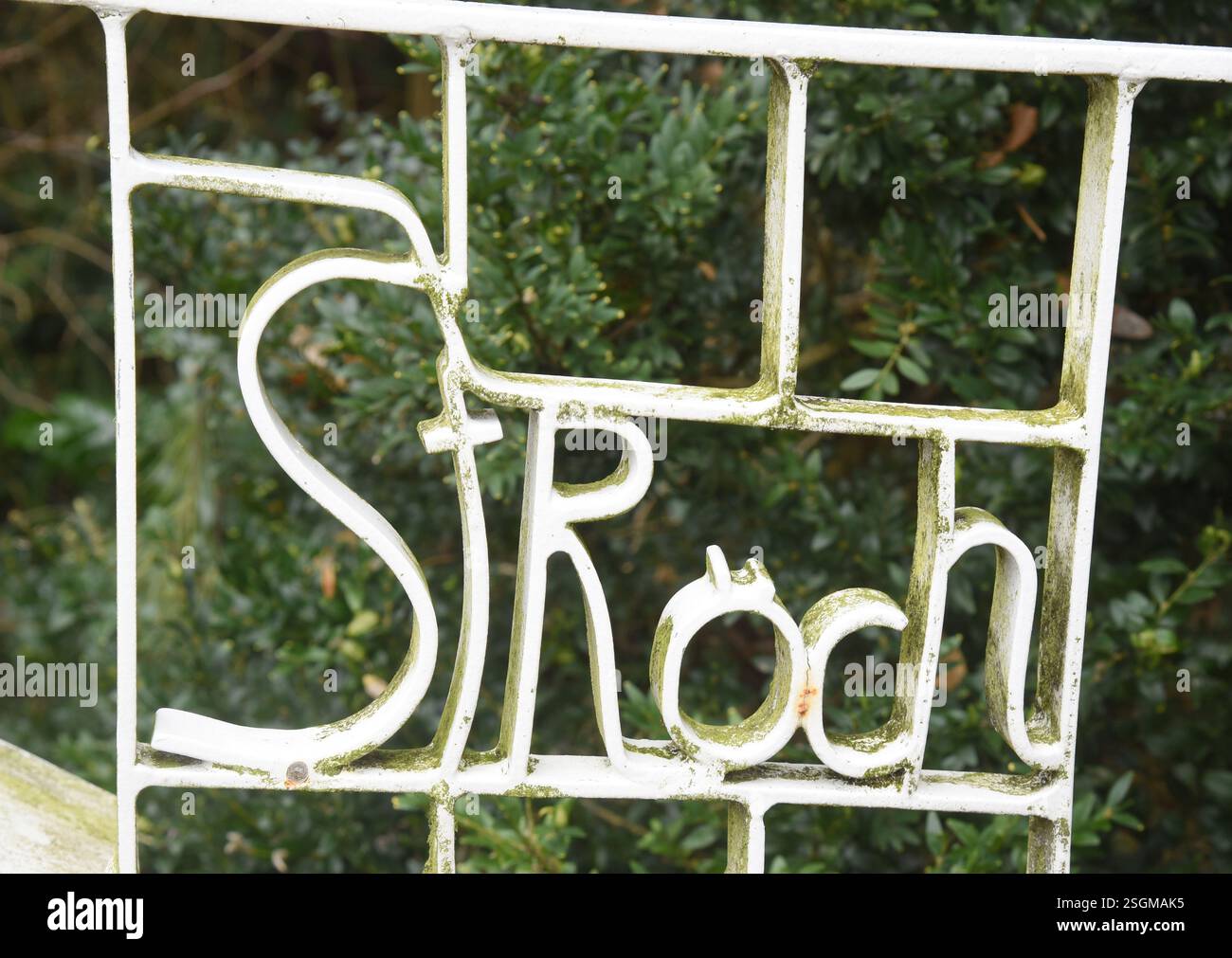 PRODUZIONE - 06 febbraio 2025, Turingia, Altenburg: Presso la casa dell'artista Gerhard Altenbourg (1926-1989), il nome dell'artista è attaccato ad una griglia che circonda il giardino. Attualmente sono in corso lavori di inventario e indagini fotogrammetriche per documentare i lavori di ristrutturazione della casa e del giardino dell'ex-pittore Gerhard Ströch, che ha trasformato in un'opera d'arte completa sotto il nome di "Altenbourg". L'ex luogo di residenza, lavoro e ritiro e la tenuta artistica sono curati dalla Fondazione Gerhard Altenbourg. Foto: Waltraud Foto Stock