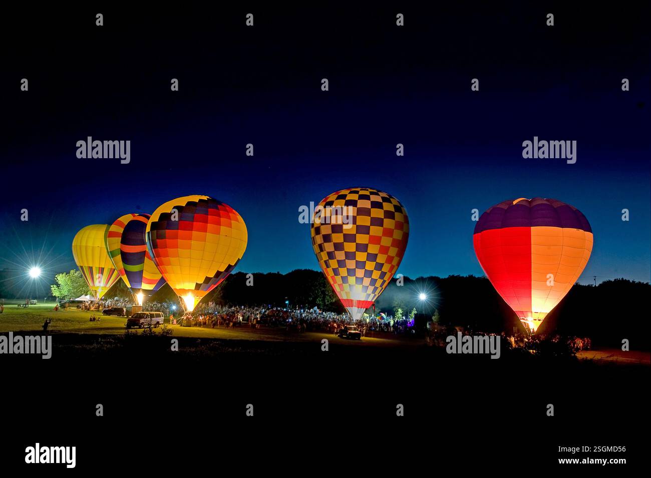 Bagliore notturno in mongolfiera a Lakeway, Texas. Foto Stock