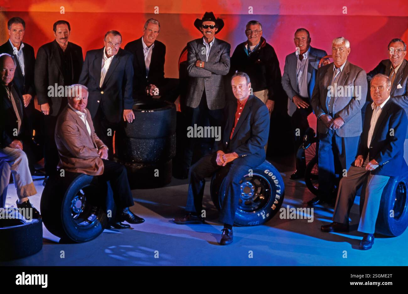 Piloti leggendari della NASCAR che tra loro hanno tutti 50 campionati. Questa è la prima e unica volta in cui tutti questi campioni sono stati nella stessa stanza Foto Stock