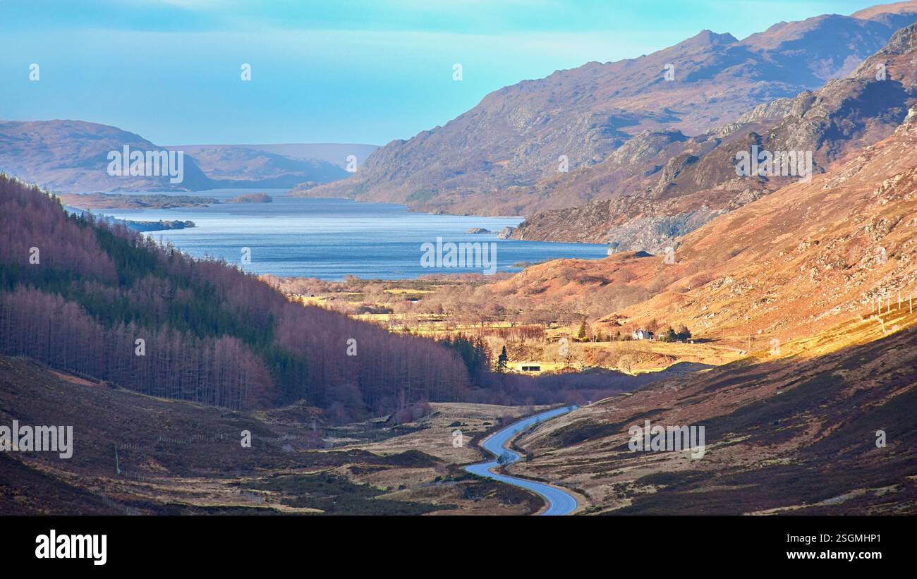 Loch Maree Wester Ross, Scozia, vista da Glen Docherty e la strada A832 verso il lago blu in inverno Foto Stock