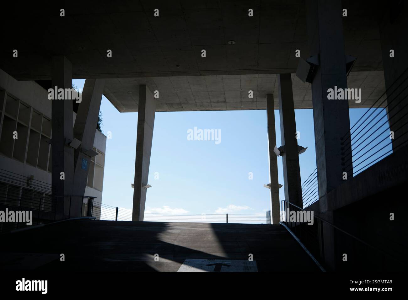 Struttura dell'edificio con colonne alte che si stagliano contro un cielo blu brillante, Miami, Florida, Stati Uniti Foto Stock