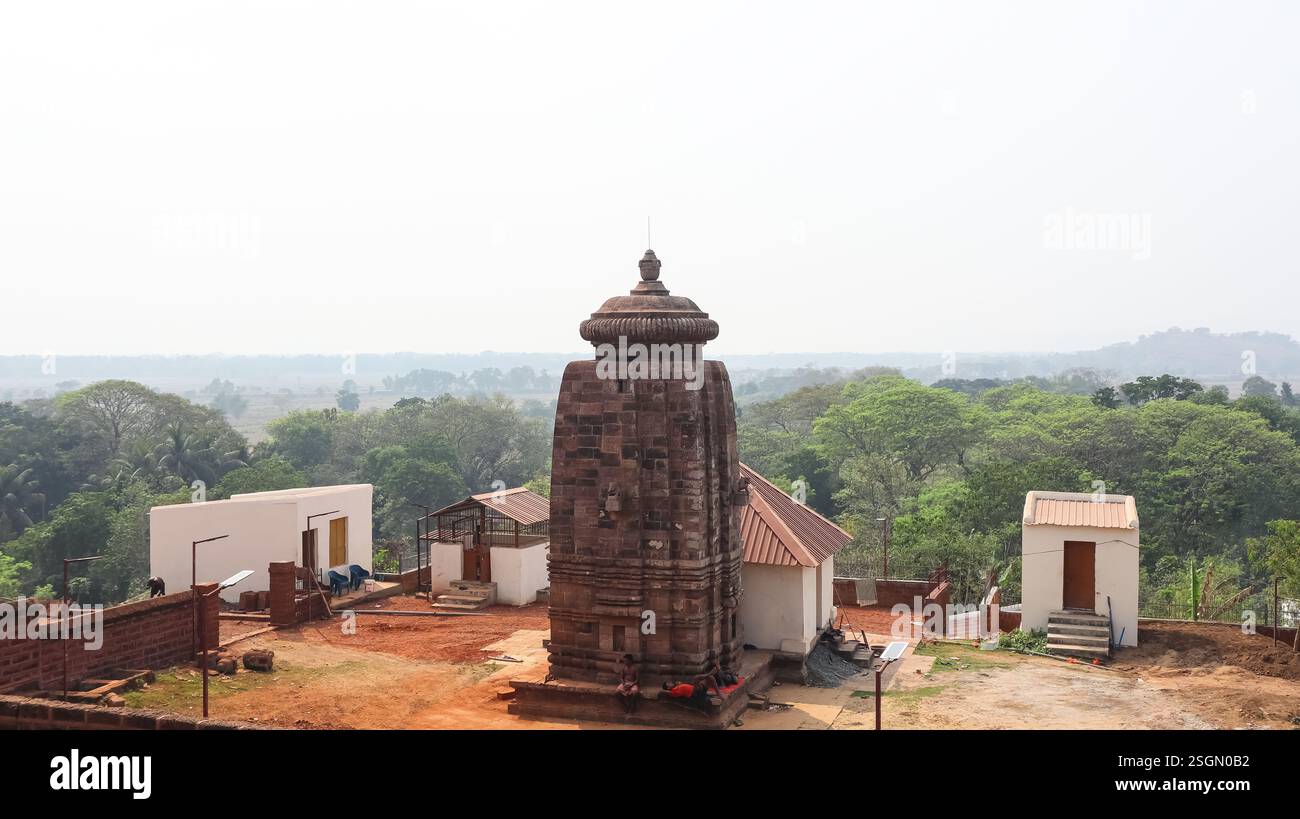 Il Tempio di pietra di Mahakal, il Tempio del Signore Shiva del XII secolo, nel Campus del Monastero buddista Ratnagiri, Jajpur, Orissa, India. Foto Stock