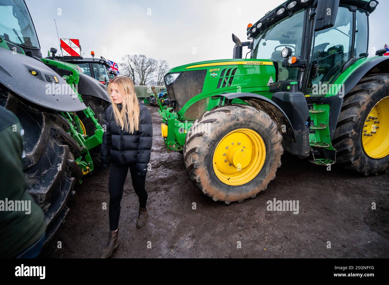 Londra, Regno Unito. 10 febbraio 2025. Nigel Farage, leader del Reform UK, partecipa a una protesta degli agricoltori mentre si fermano con i loro trattori, durante il loro viaggio in Parlamento, presso la Belmont Farm nel nord di Londra. Gli agricoltori continuano a protestare contro la decisione di Rachel Reeves di imporre l'imposta sull'eredità (IHT) su tutte le aziende agricole, per un valore di oltre 1 milione di sterline, che ritengono "abbia messo gli agricoltori britannici in una posizione pericolosa”. Crediti: Guy Bell/Alamy Live News Foto Stock