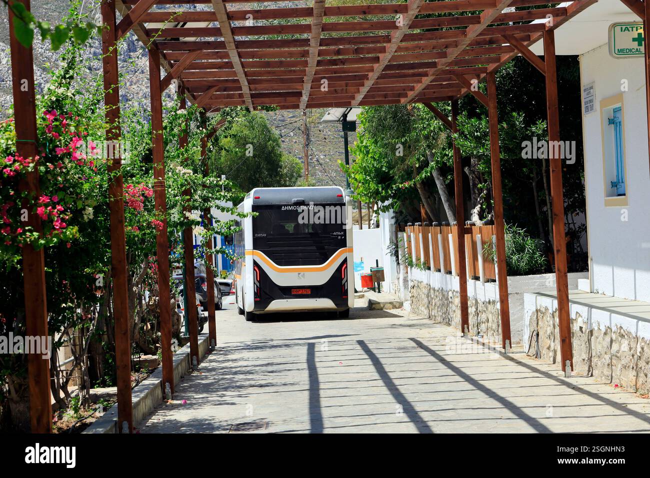 Autobus elettrico parte dell'iniziativa Just Go Zero Tilos, Megalo Chorio, Tilos, isole del Dodecaneso, Egeo meridionale, Grecia. Foto Stock
