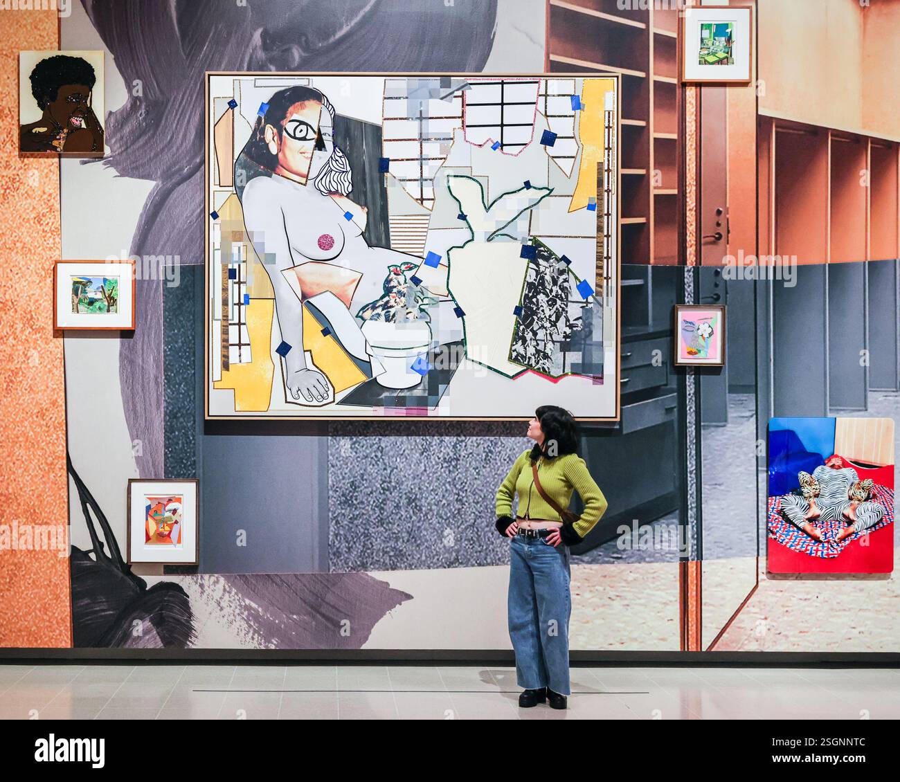 Londra, Regno Unito. 10 febbraio 2025. Lo staff di Hayward posa con una selezione di Mickalene Thomas 'February 1976' (2021), e altre opere. La Hayward Gallery presenta due mostre personali che celebrano le pionieristiche donne artiste che ridefiniscono l'immagine femminile. Le mostre "Linder: Danger Came Smiling" e "Mickalene Thomas: All About Love" si terranno fino al 5 maggio 2025. Crediti: Imageplotter/Alamy Live News Foto Stock