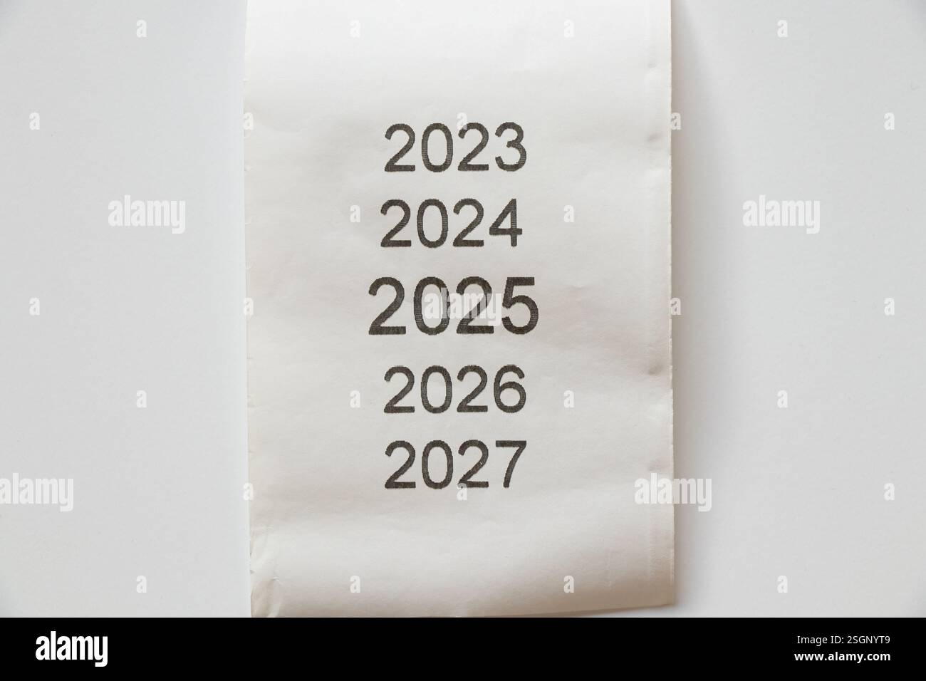 Elenco degli anni dal 2023 al 2027 su una ricevuta di cassa su sfondo bianco, anno 2025 sulla ricevuta Foto Stock
