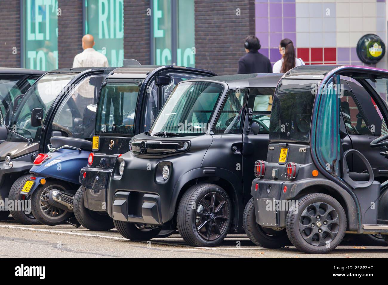 Amsterdam, Paesi Bassi - 4 settembre 2024: Microauto elettriche parcheggiate sull'Amsterdam Zuidas, Paesi Bassi Foto Stock