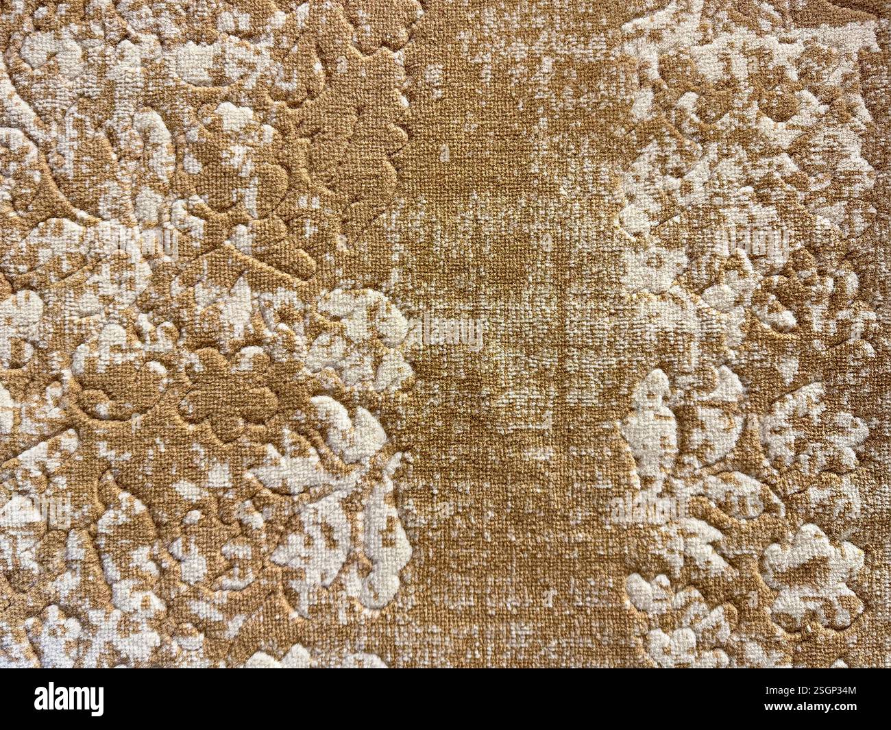 Tappeto astratto a caso con motivo floreale ornamentale di colore marrone dorato. Foto Stock