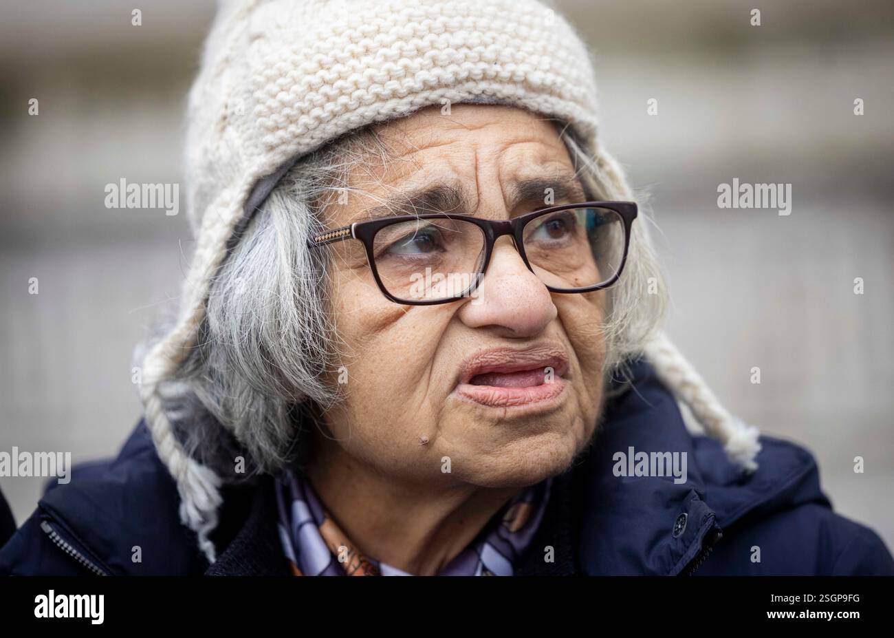 Laila Soueif, in 134 Days Hunger Strike, madre dell'attivista egiziano-btbiancastro alla Add el-Fattah, tiene una chiamata fotografica per suo figlio in prigione fuori Downing Street. A lei si unisce il giornalista Peter Greste Foto Stock