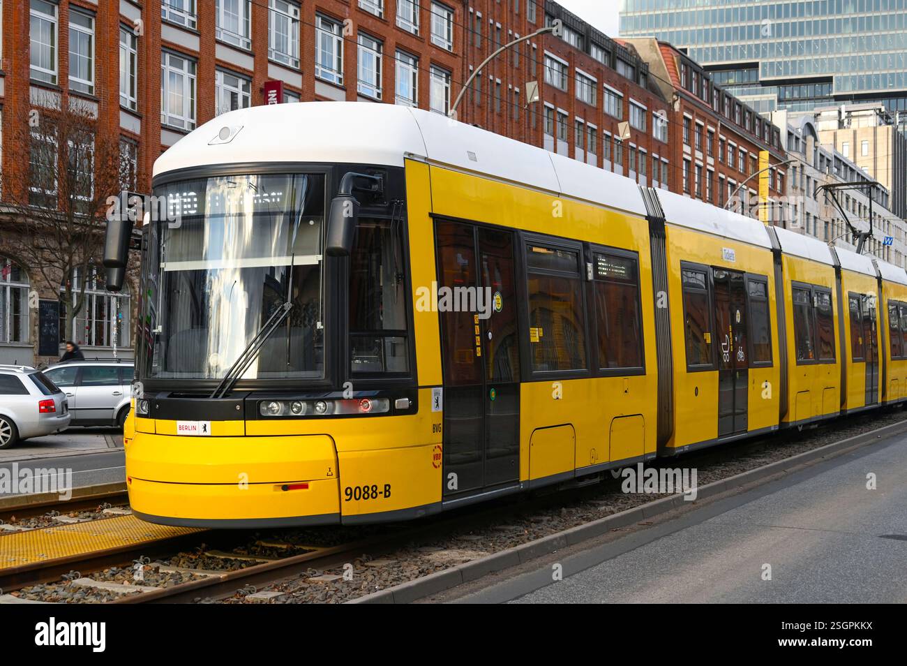 BERLINO - GENNAIO 08: Vista frontale del tram giallo di Berlino il 08,2025 gennaio in Germania Foto Stock