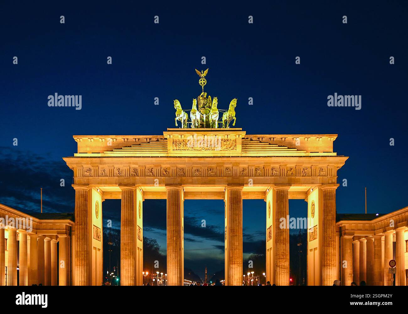 Brandenburger tor di notte, Germania Foto Stock