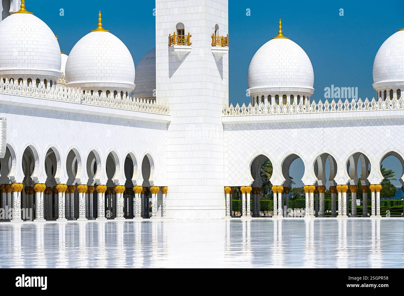 Incredibile cortile della grande Moschea dello Sceicco Zayed con colonne e cupole ad Abu Dhabi Foto Stock