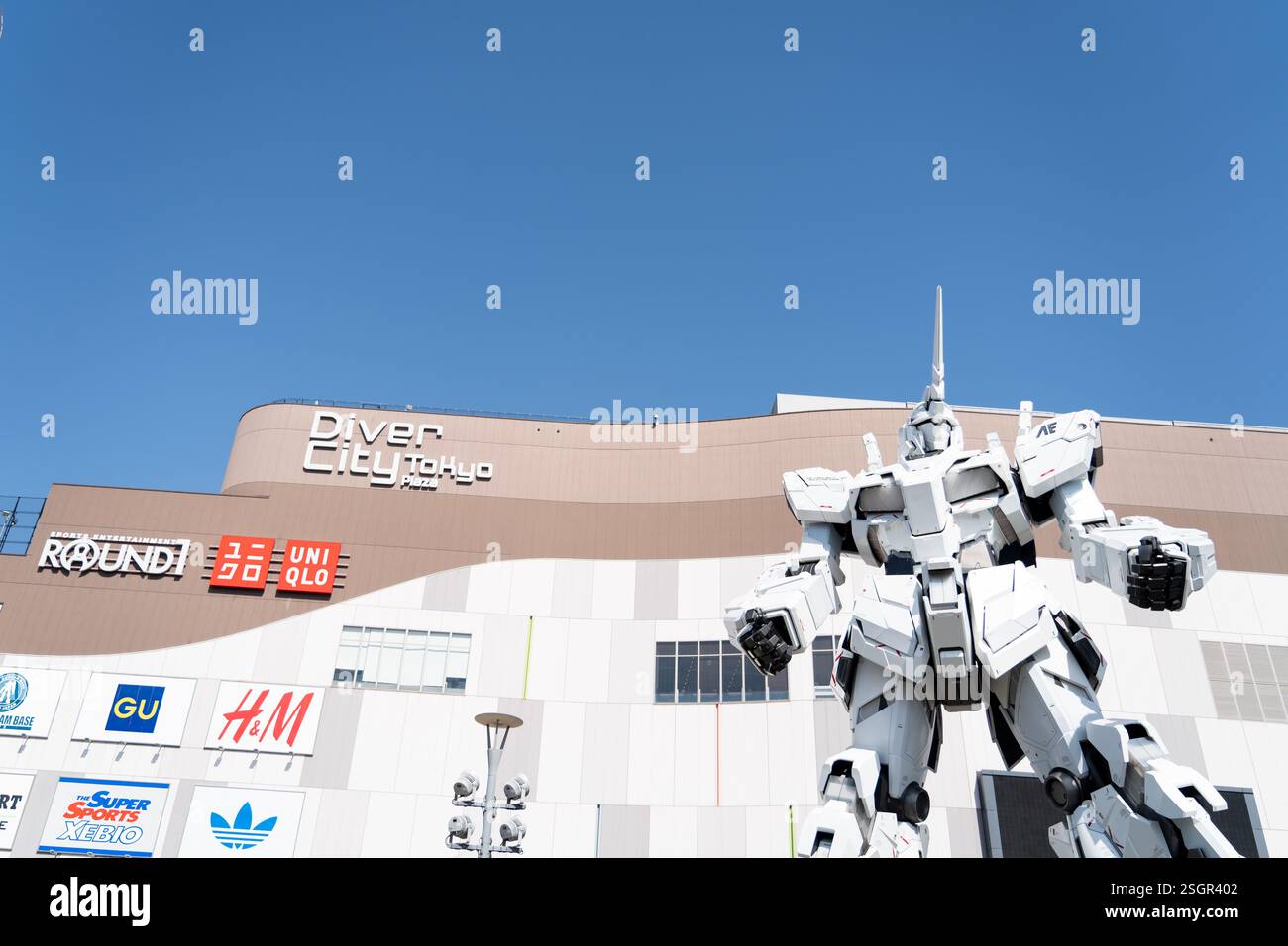 TOKYO, GIAPPONE - 30 marzo 2024 statua dell'Unicorn Gundam RX-0 in modalità normale situata presso Diver City Tokyo Plaza Tokyo, Odaiba Foto Stock