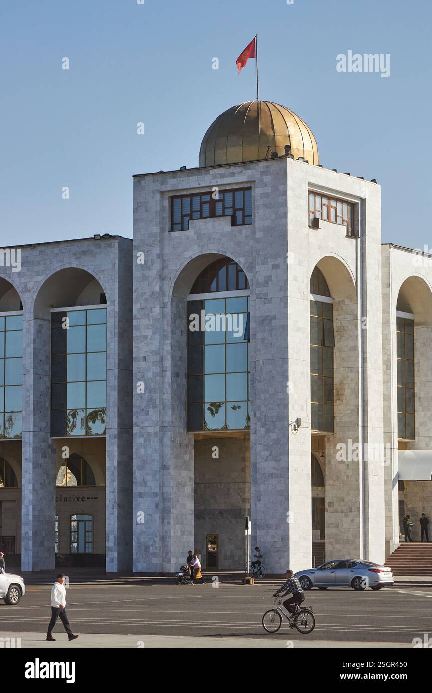 Edificio storico con cupola dorata e bandiera della Repubblica del Kirghizistan. Ala-Too piazza principale, centro città, capitale. Destinazione di viaggio, punto di riferimento. Arco sovietico Foto Stock