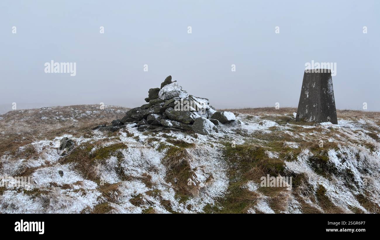 Meall Tarsuinn vetta con trig point e cairn nelle montagne scozzesi delle Highland in inverno con neve. Colline ondulate all'aperto in Scozia - Immagine stock catturata con smartphone