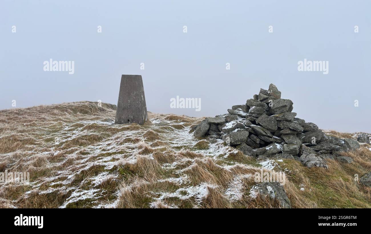 Meall Tarsuinn vetta con trig point e cairn nelle montagne scozzesi delle Highland in inverno con neve. Colline ondulate all'aperto in Scozia - Immagine stock catturata con smartphone