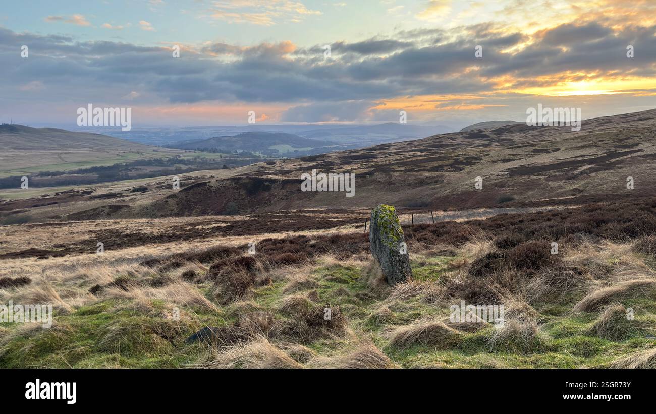 Standing Stone sulle montagne scozzesi delle Highland in inverno con la neve. Colline ondulate all'aperto in Scozia. Vista sulla natura selvaggia e sulla splendida atmosfera - Immagine stock catturata con smartphone